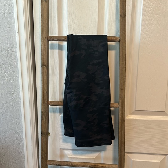 NWOT SPANX black and grey Camo stretch leggings - Picture 5 of 7